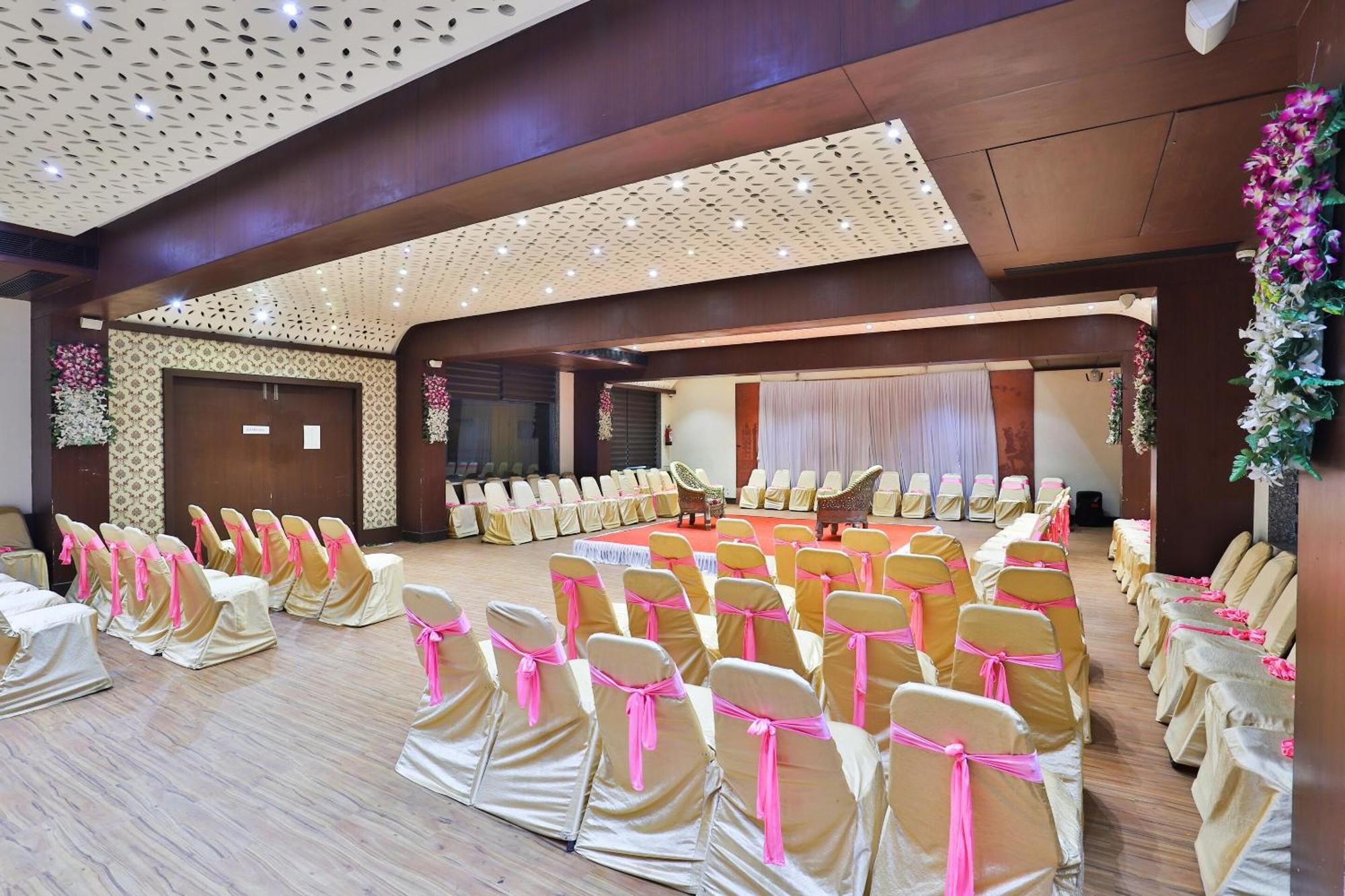 Oyo 4320 Hotel Aum Regency Vadodara Extérieur photo